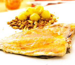 Dorada con migas y uvas