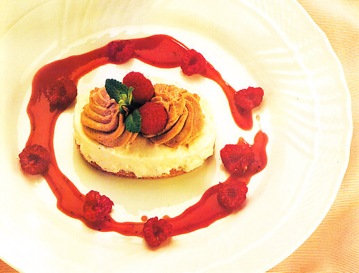 Dulce con merengue y frambuesas