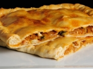Empanada de berberechos, cebolla, pimiento y salmorejo