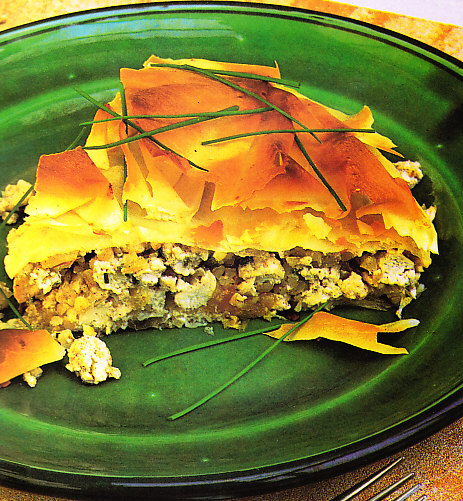 Empanada de pasta filo, rellena de pollo y albaricoque