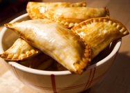 Empanadillas de queso y cebolla confitada