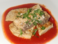 Emperador con salsa de tomate