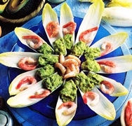 Endivias con salsa de aguacate y camarones