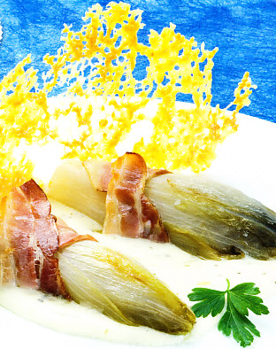 Endivias con salsa y crujiente de queso