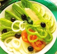 Ensalada al queso con salsa de cóctel