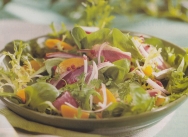 Ensalada con pechuga de pato ahumado y melocotones