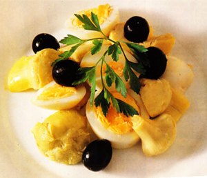 Ensalada de alcachofas y huevos duros