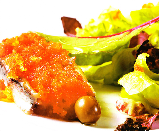 Ensalada de anchoas, olivas y granizado de tomate