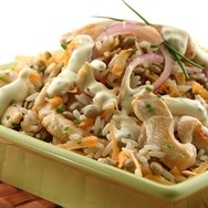 Ensalada de arroz con pollo y maiz