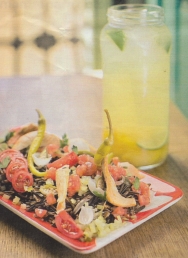 Ensalada de arroz salvaje con encurtidos y bonito en escabeche