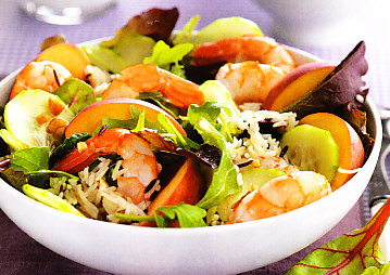 Ensalada de arroz salvaje, melocotón, gambas y pepino
