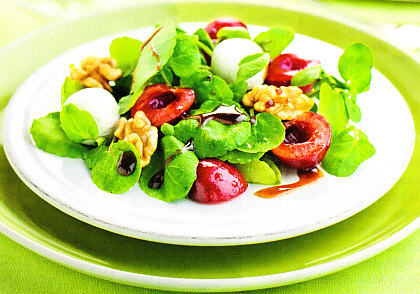Ensalada de berros, cerezas y nueces