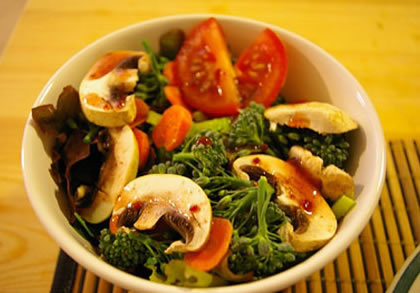 Ensalada de brócoli con champiñones y almendras