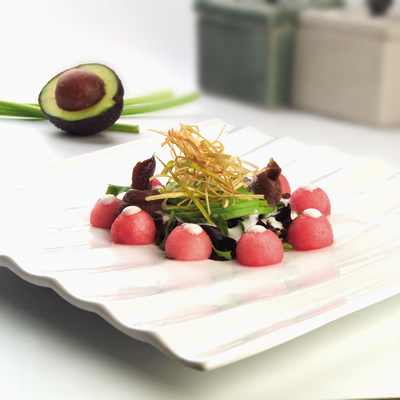Ensalada de brotes de lechuga, aguacate, sandía fashion y anchoas con salsa de yogurt