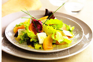 Ensalada de ciruelas y queso brie