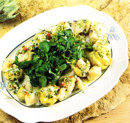 Ensalada de corazón de alcachofas con bacalao, escarola y berros
