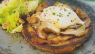 Ensalada de crespells de farro, boletus, mollejas y queso de cabra