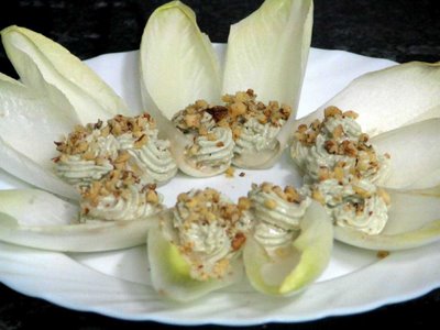 Ensalada de endibias con Roquefort, apio y nueces