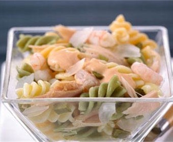 Ensalada de espirales con gambas