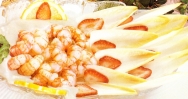 Ensalada de gambas, endibias y fresones