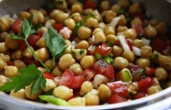 Ensalada de garbanzos con tomatitos y cebolla