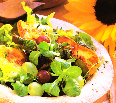 Ensalada de halloumi y uvas