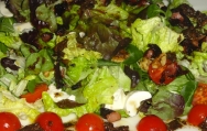 Ensalada de hojas de roble con tomatitos cherry