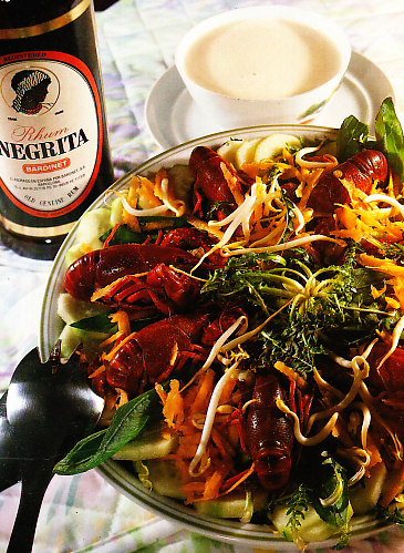 Ensalada de hortalizas y cangrejos de río