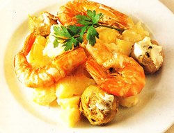 Ensalada de langostinos, alcachofas y patatas