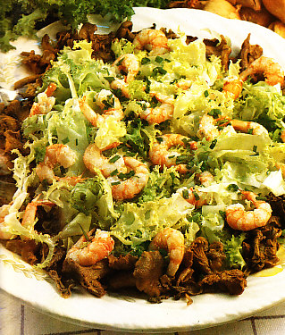 Ensalada de langostinos y rebozuelos