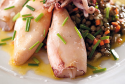 Ensalada de lentejas con chipirones a la plancha