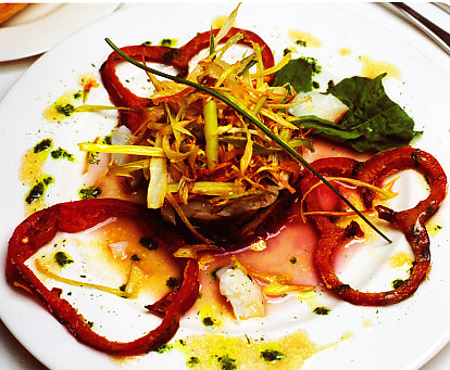 Ensalada de lombarda, setas de cardo con bacalao y crujiente de verdura