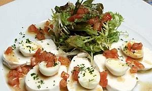 Ensalada de mozzrella con huevos de codorniz y vinagreta de tomate