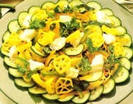 Ensalada de pasta amarilla y verde