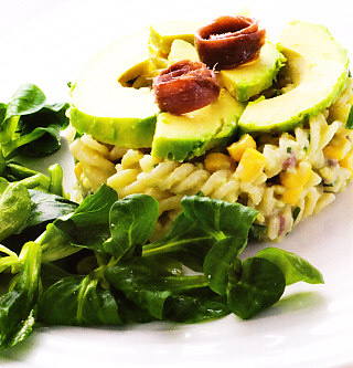 Ensalada de pasta con anchoas y aguacate