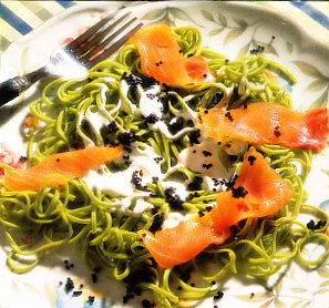 Ensalada de pasta, salmón y caviar