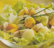 Ensalada de patatas, cerdo y frutas