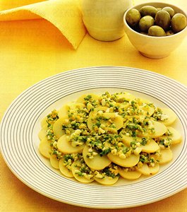Ensalada de patatas con huevos y aceitunas