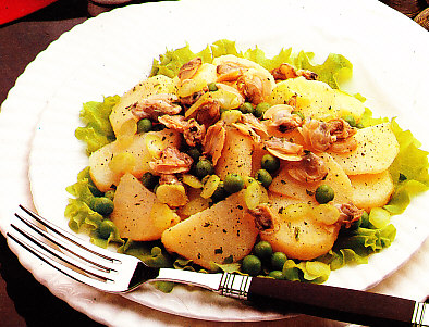 Ensalada de patatas, guisantes y chirlas
