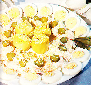 Ensalada de pavo con alcachofas y huevos duros