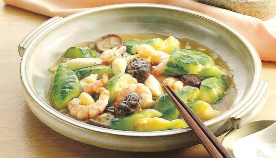 Ensalada de pepino con gambas frescas