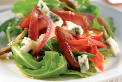 Ensalada de peras, dátiles, jamón y queso roquefort
