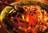 Ensalada de pimientos al ajo y albahaca