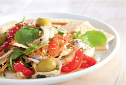 Ensalada de pimientos y boquerones con regañás