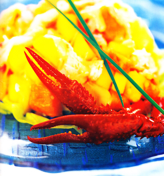 Ensalada de pinzas de cangrejo con fruitas tropicales y salsa rosa