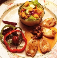 Ensalada de primavera con chipirones a la plancha