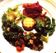 Ensalada de primavera con queso de cabra gratinado