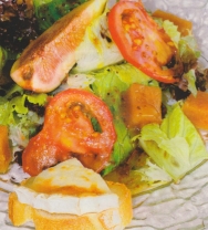 Ensalada de queso de cabra y membrillo con vinagreta de mostaza
