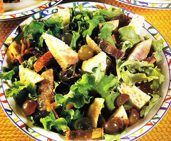 Ensalada de queso, jamón y uvas