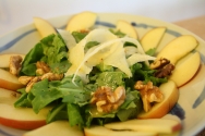 Ensalada de rúcula, manzana, queso y nueces